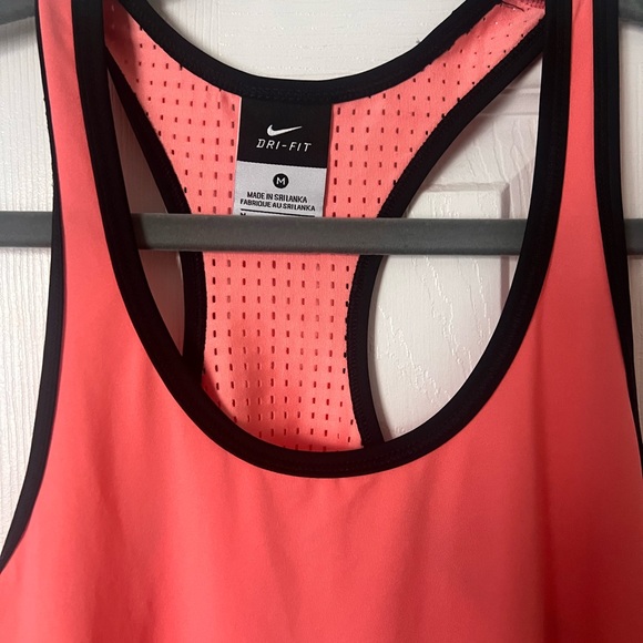 Women’s Nike Tank Top - Picture 3 of 7